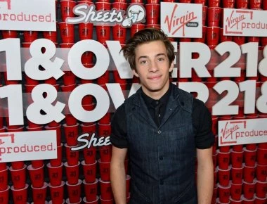 Ο Τζίμι Μπένετ ξεσπά για τον «βιασμό» του από την Αρτζέντο: «Με έσπρωξε στο κρεβάτι και μου έβγαλε το παντελόνι»